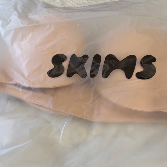 [Skims] NWT Smoothing Full Coverage Lightly Lined Bra - Picture 6 of 6